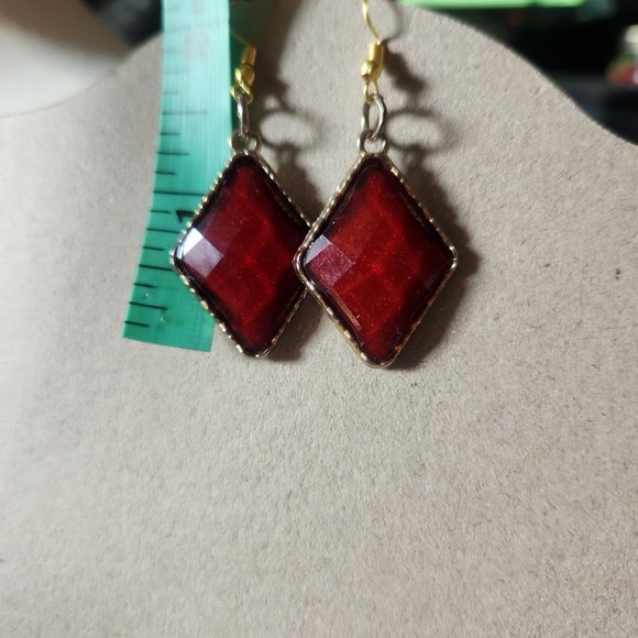 1.5" Gold Tone Hook Red Diamond Shape Dangle Earrings NWT Tony Alexander Jewelry - Picture 3 of 3